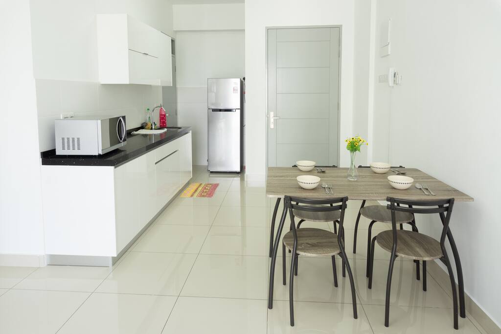 A Fridge for Your Foodstuff, a Microwave to Warm up, a Table to Eat: There is Everything You could Desire :)