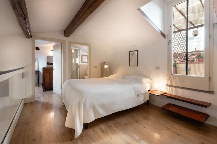 Lit en mezzanine avec accès à la terrasse panoramique, à une salle de bain avec douche et à une chambre garde-robe