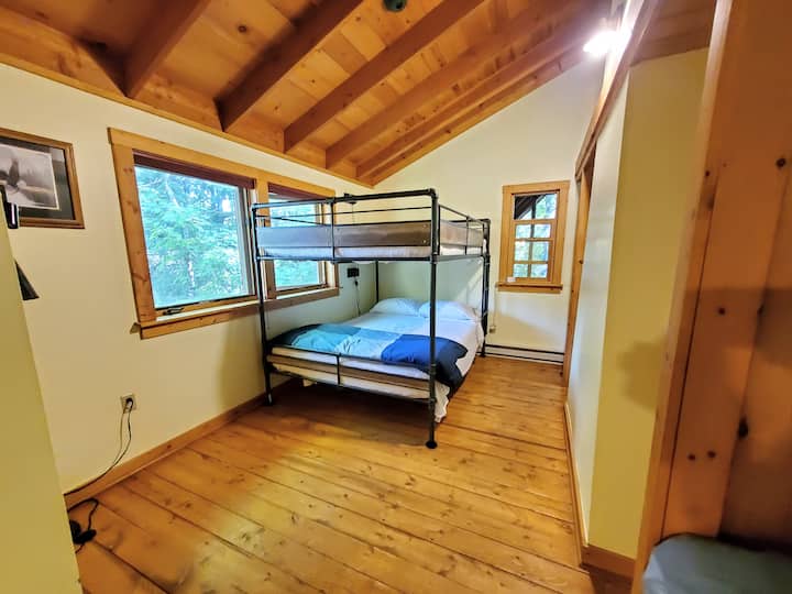 Sueña con estilo: dormitorio en la planta superior con una cama tamaño queen sobre una cama de litera tamaño queen y una comodidad de fusión con un diseño chic