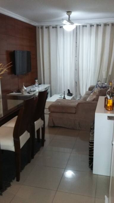 Sala de estar e jantar com TV;Som e Sky