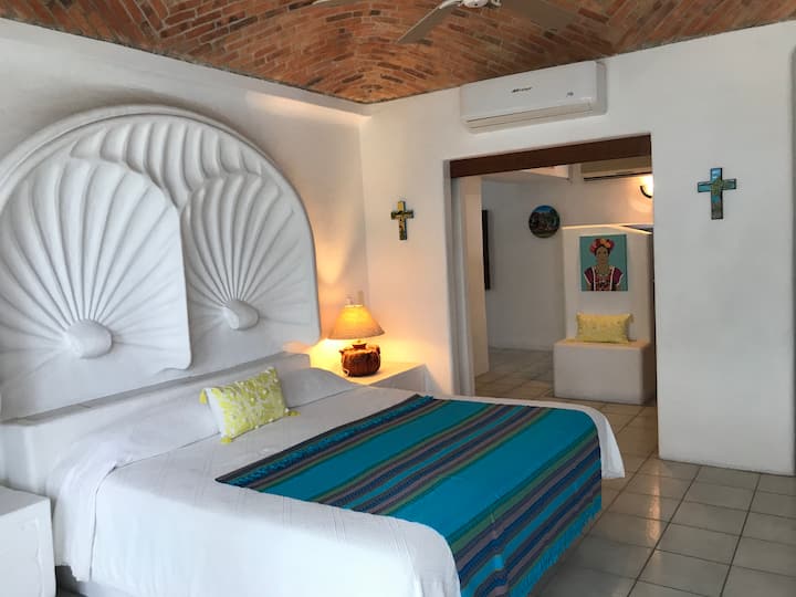 Master Bedroom Suite na Bafu zake na Hers na Closets