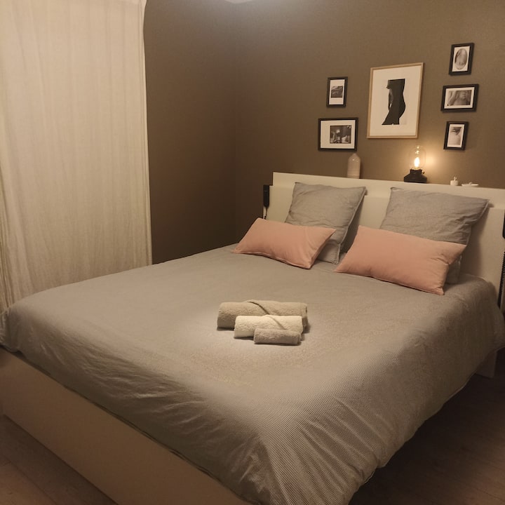 Спална соба 3 со електронски кревет 2*80*200 см, гардероба и мало биро