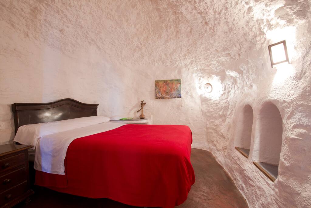 La cueva mas grande tiene armarios tallados en la pared.