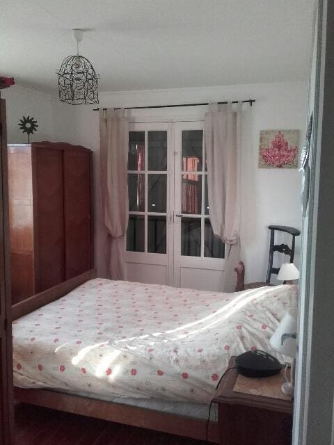 1号卧室配有双人床 
羽绒被设备和枕头 