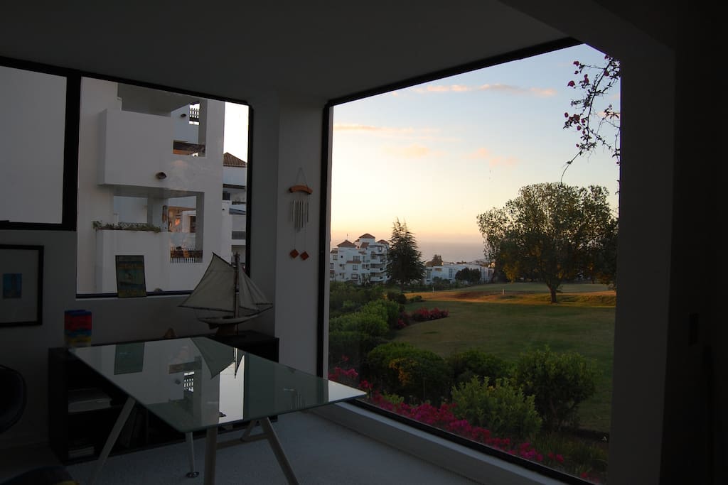 Escritorio con vista a la cancha de golf y mar / Study with golf course and ocean view