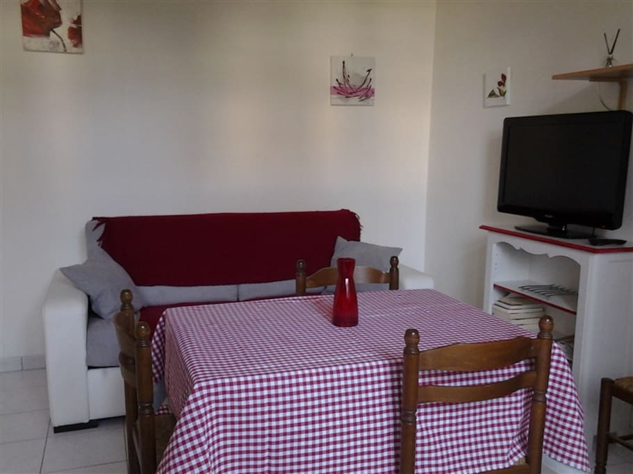 TV et table avec rallonges