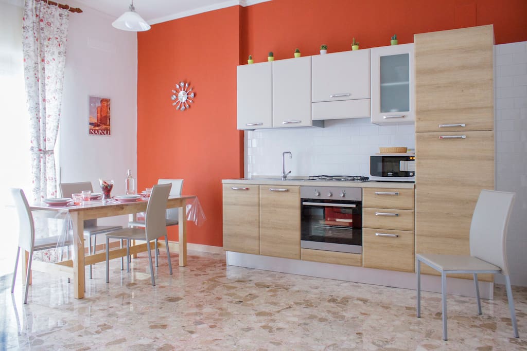 Cucina completa di forno, frigorifero e forno a microonde.