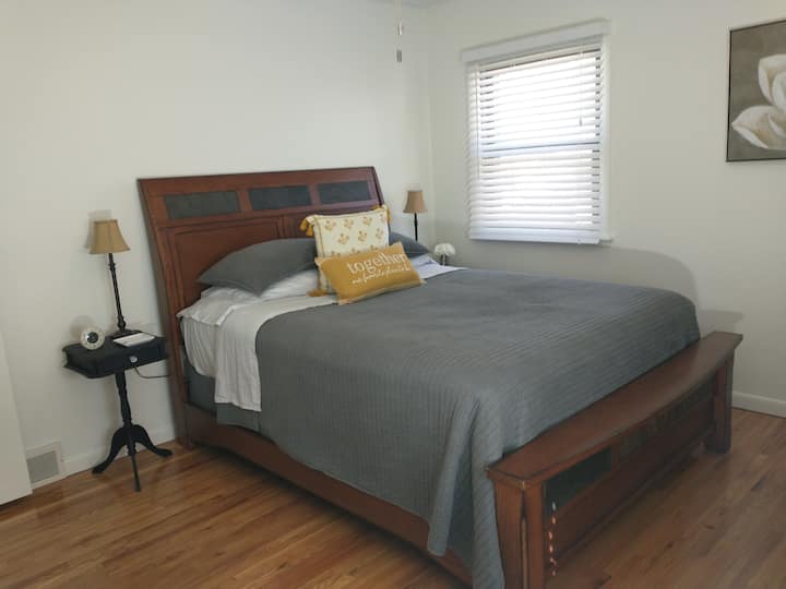 غرفة النوم 1: سرير بحجم كوين مع تلفزيون روكو