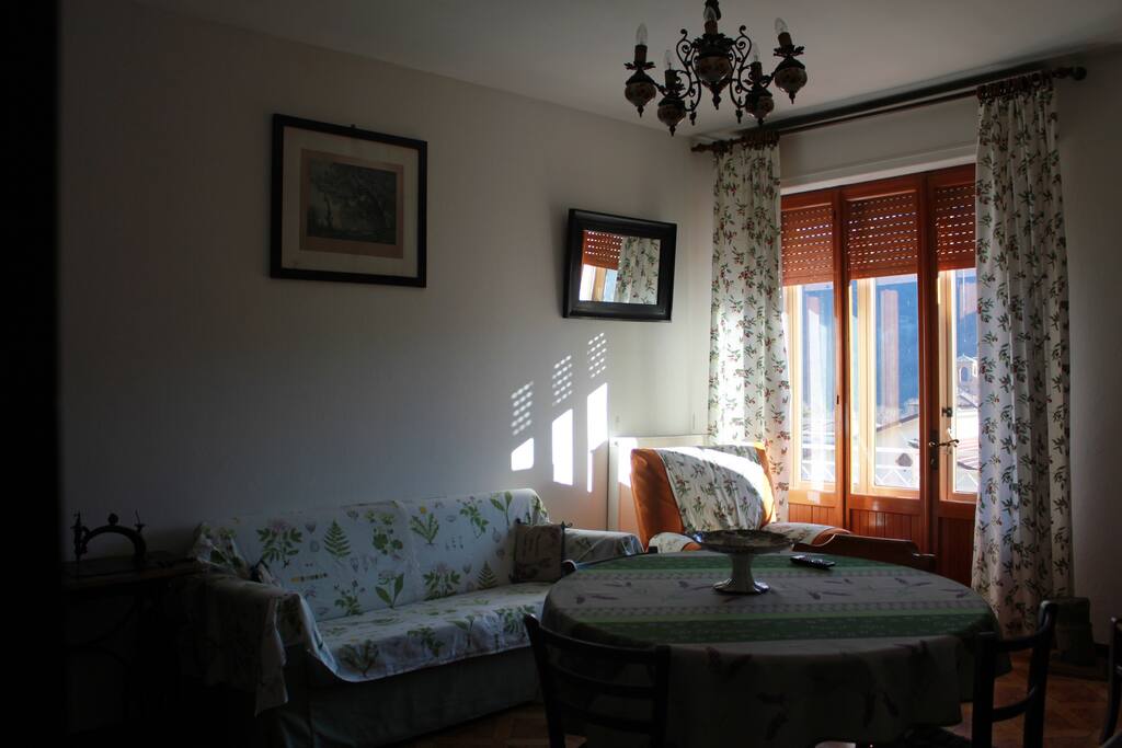 Sala con divano/posto letto