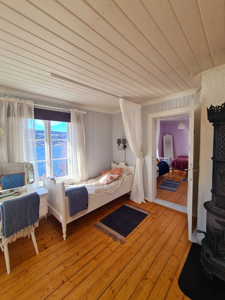 Часть семейной спальни с двуспальной кроватью и двумя односпальными кроватями. Здесь вы также увидите другую спальню. 