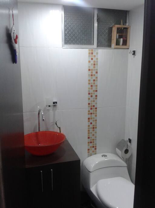 Baño con acabados de lujo y colores alegres.