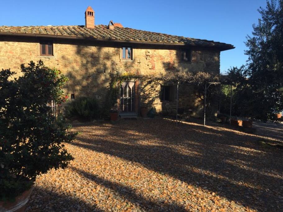 Podere Villole Montevarchi Toskana
Die Eingänge der drei Appartments Firenze, Siena und Arezzo sind südseitig ausgerichtet und gleich nach Parkplatz und Auffahrt zum Gut zugänglich