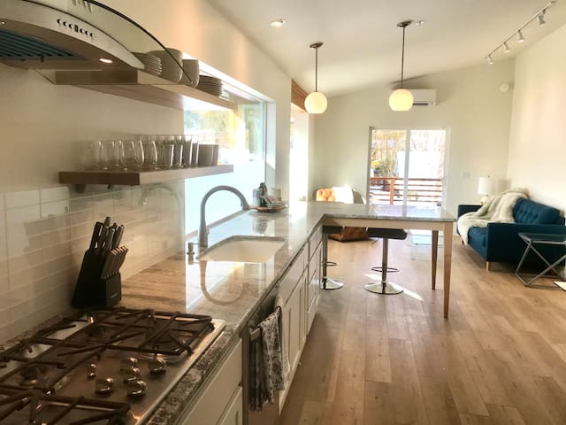 STEAM SAUNA, Mountain Views, In-Town Retreat