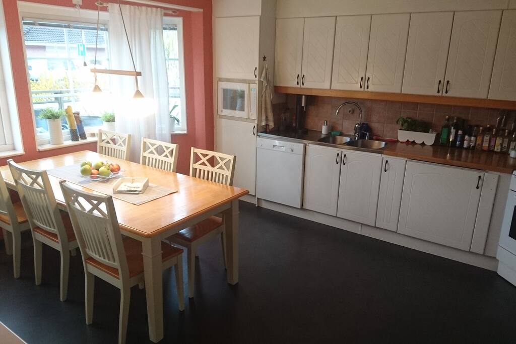 Stort kök med gott om plats. Grill och wok finns utanför fönstret.