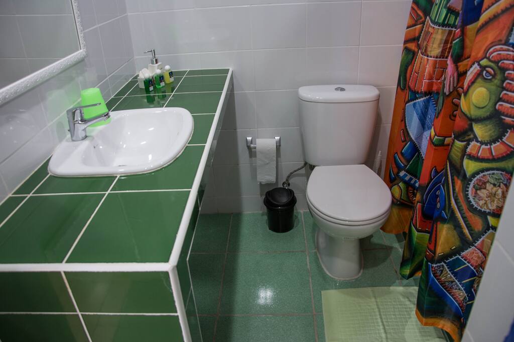 Baño privado con agua fría y caliente,