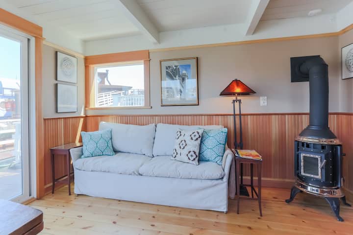 Floating Guest Cottage (houseboat)