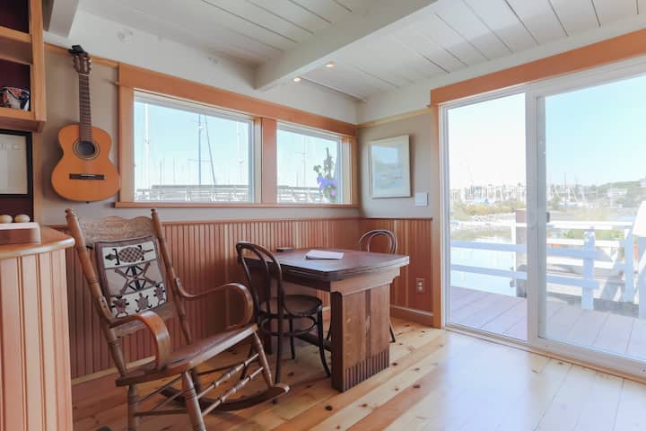 Floating Guest Cottage (houseboat)