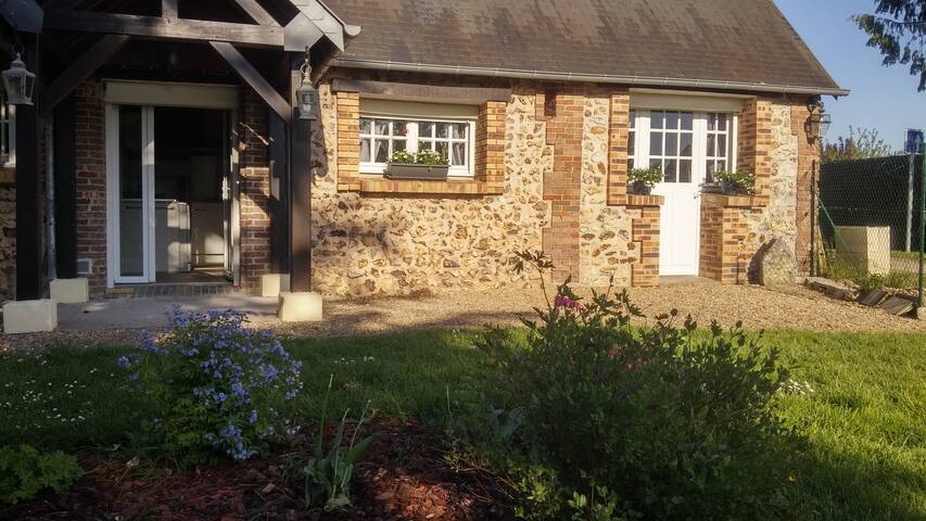 Charming little house 3 minutes from Evreux 1h15 from Paris