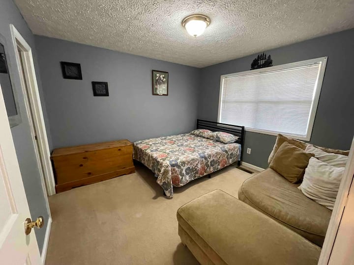 חדר 2, עם מיטת קווין סייז וספה