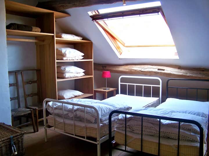 เมซซาไนน์ (เตียงเรียบง่าย 5 หลัง)