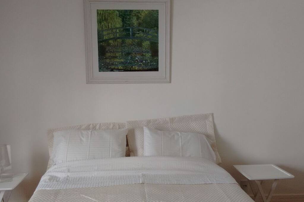 Quarto casal com ar condicionado, TV e wifi