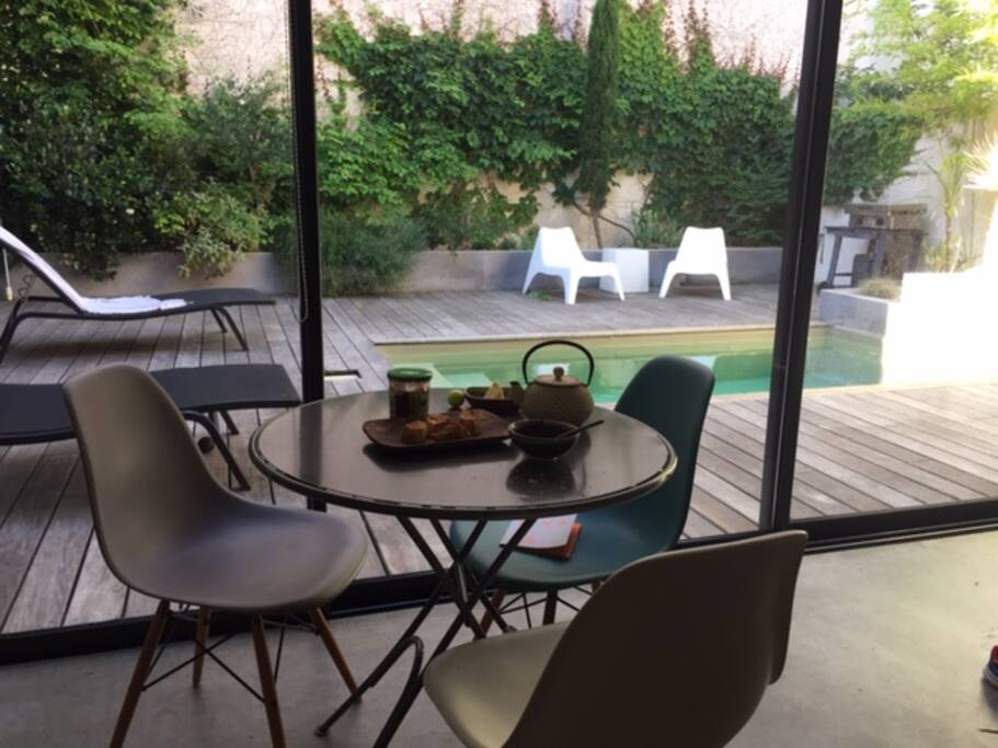 petit-dej' vue sur cour et piscine