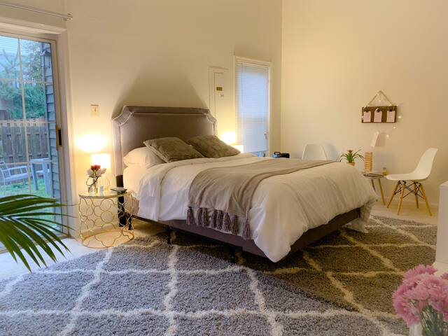 Charming private bedroom in Alexandria