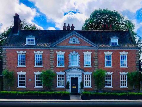 Stunning Oakleigh House for special gatherings