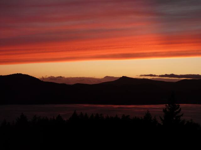 A Relaxed West Coast View Retreat gallery image 4