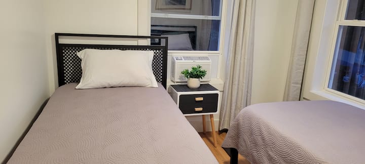 Საძინებელი 2 ერთადგილიანი საწოლით და ოთახის გამუქებული ფარდებით