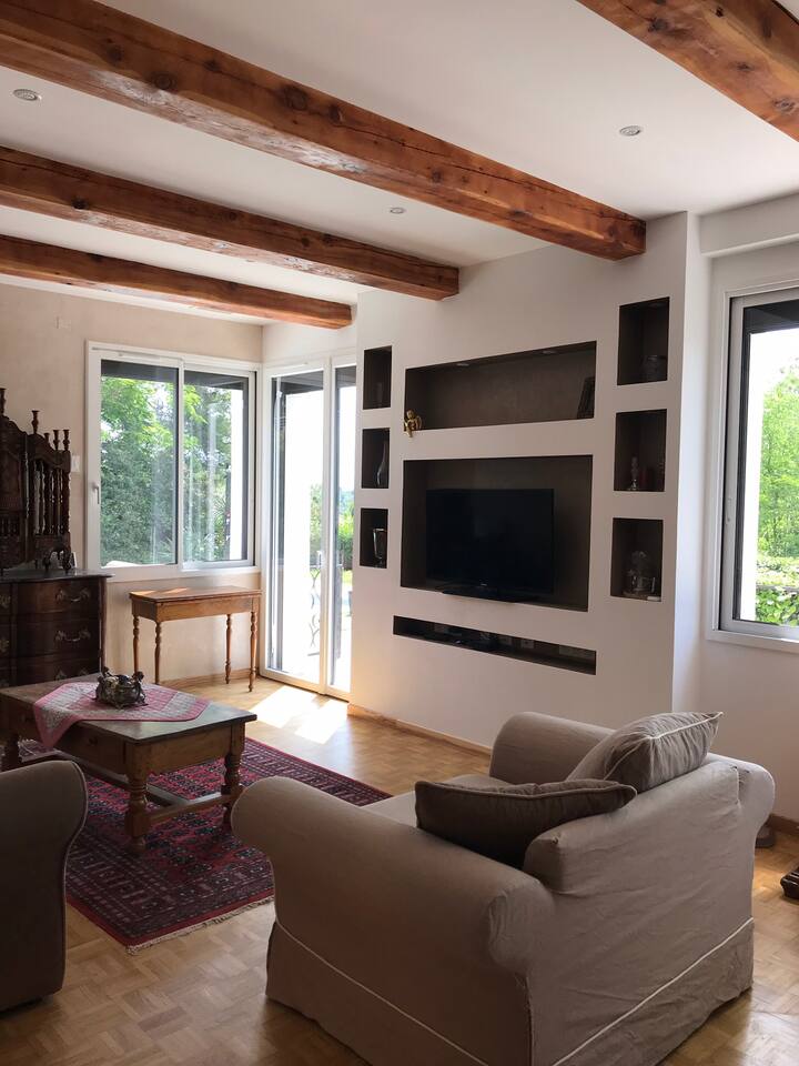 客厅配备空调。