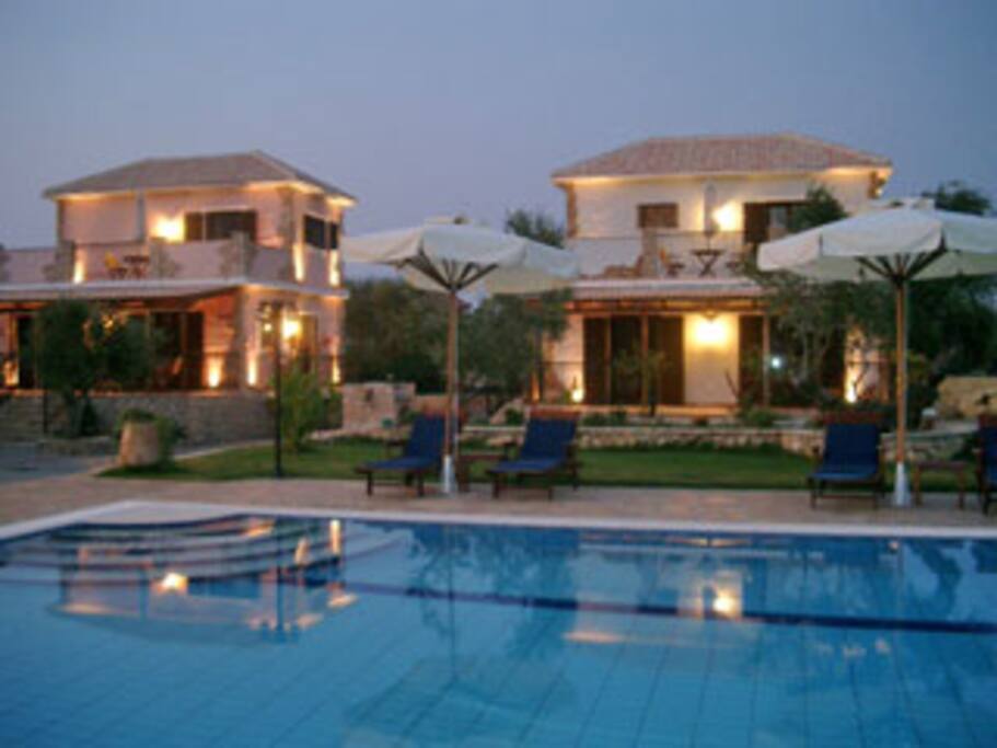 Villas Jasmine (R) and Mimosa (L) at night fall