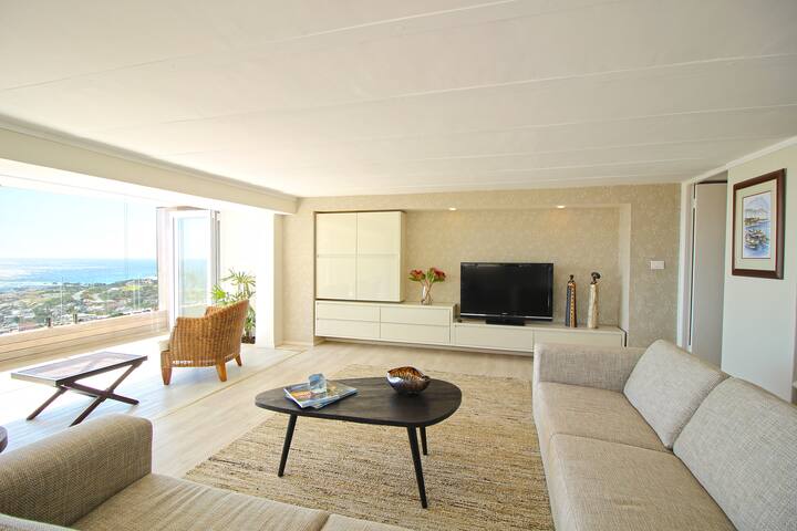 Camps Bay Apartment – Breathtaking Views + Pool gallery image 4