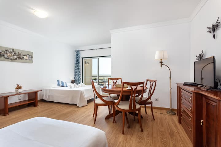 Habitación privada con cama matrimonial y dos camas individuales
Habitación privada con cama doble y dos camas individuales.