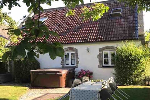 HOT TUB, Country walks,local pubs, luxury Annex