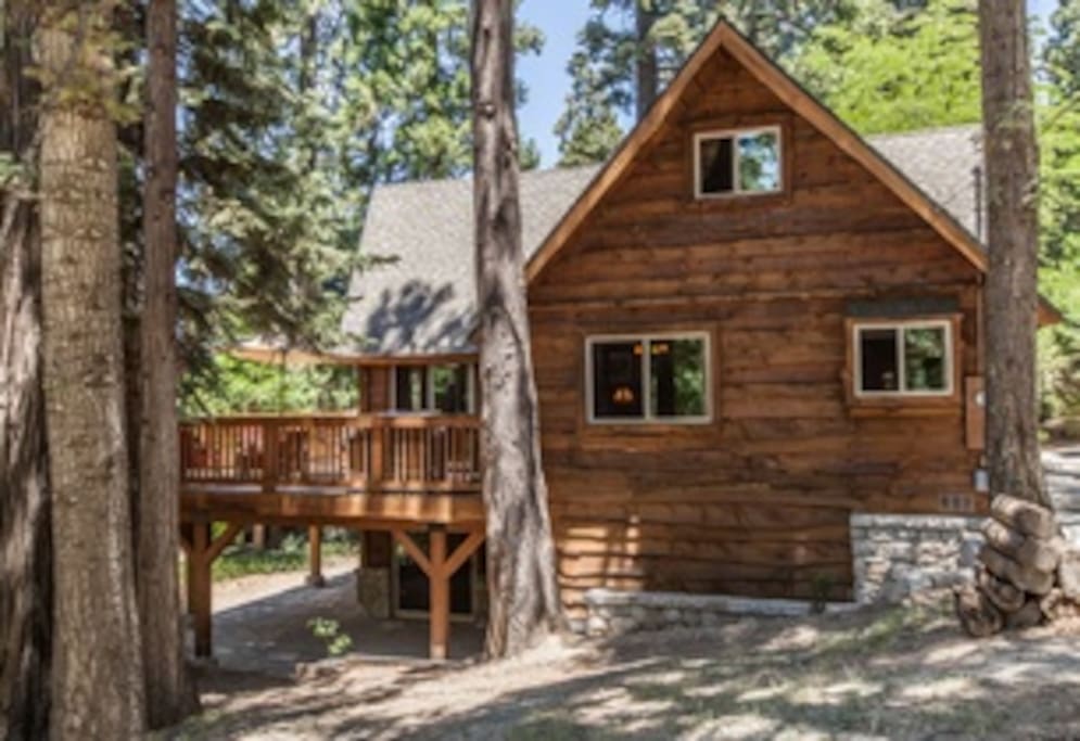 Hidden Pines Lodge with wrap-around deck