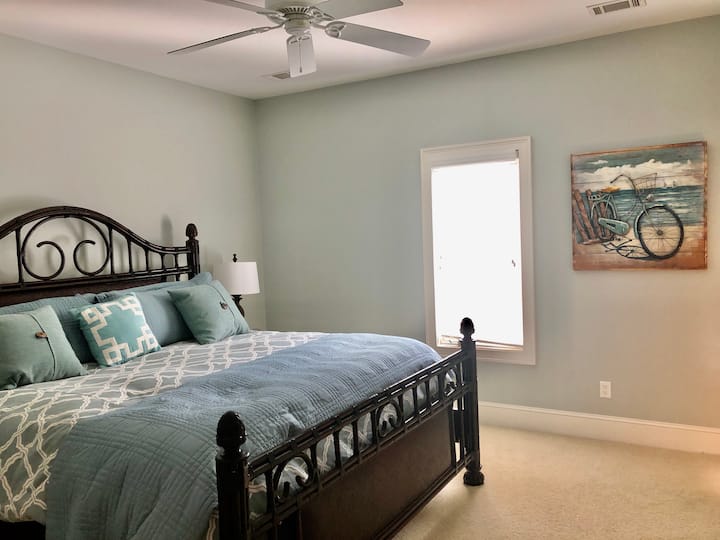 Спална соба со брачен кревет (широк 180-220 см) со споена бања