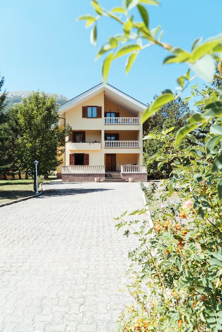 La Villa con viale d'ingresso