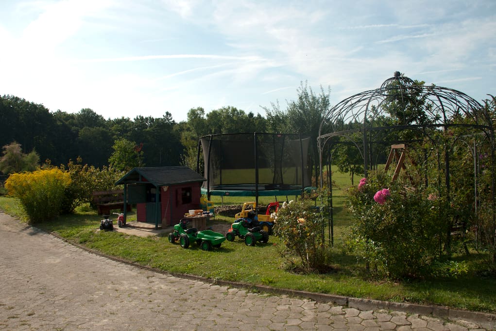 Trampolin, Kinderspielhaus, Trettraktoren