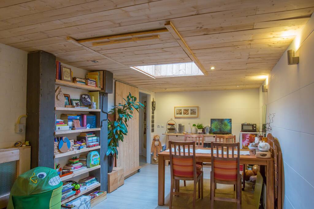 Eetkamer, tevens extra slaapplek