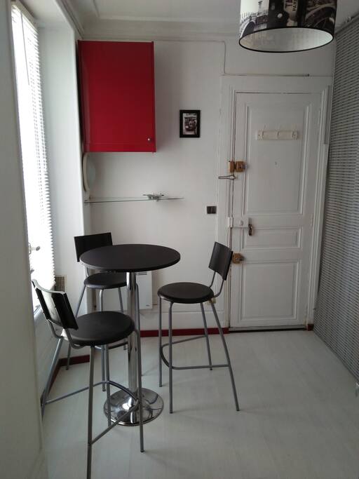 mange debout dans la cuisine