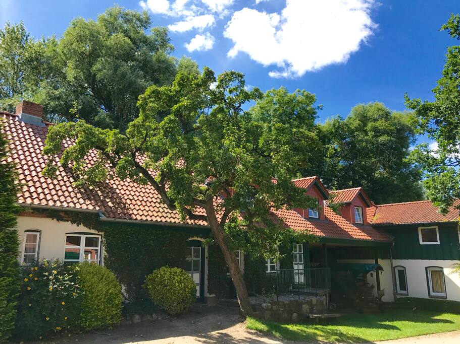 Im ersten Geschoss dieses Hauses befindet sich die Ferienwohnung - Kutschenwohnung