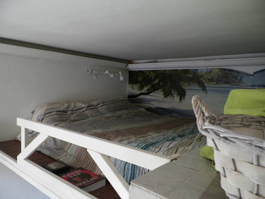 Letto matrimoniale a soppalco.