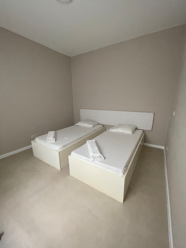 سيتم فتح الغرفة الثانية إذا كان هناك أكثر من ضيفين يقيمون في الشقة أو بناءً على طلب خاص قبل تسجيل الوصول