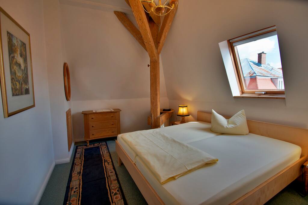 Schlafzimmer über den Dächern von Augsburg