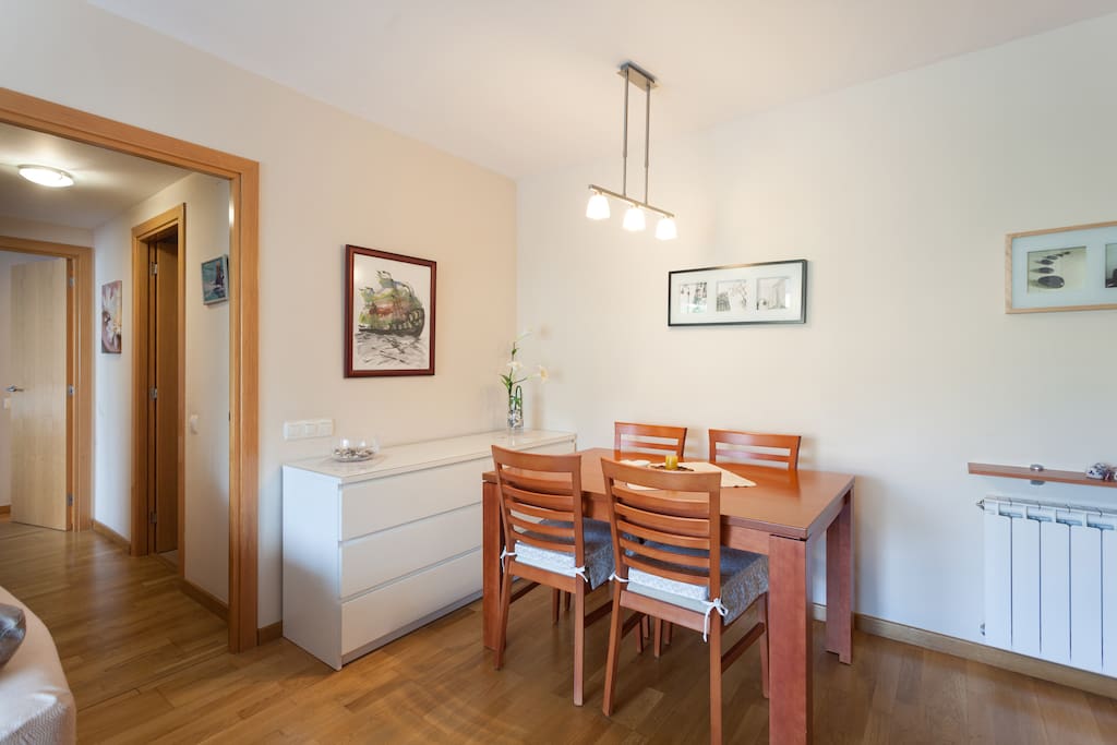 Zona con mesa de comedor extensible con capacidad hasta de 8 personas.