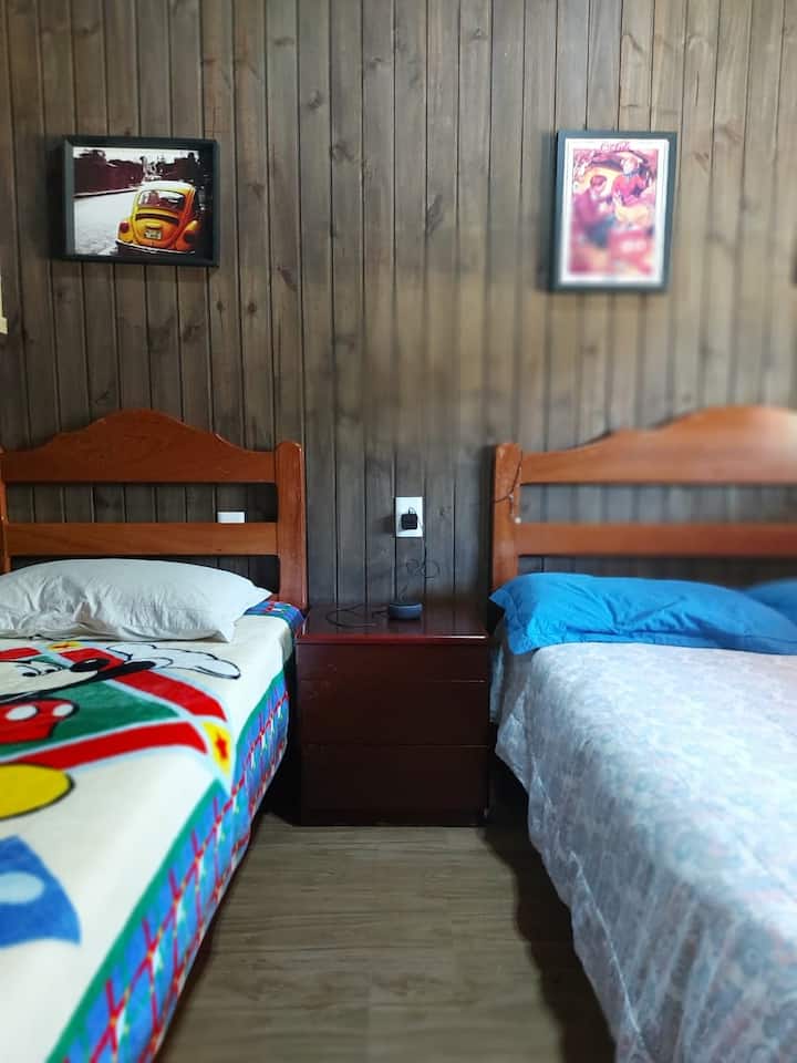 Broj sobe 3 :
Bračni krevet, 1 krevet za jednu osobu, 1 noćni ormarić, drvene police, 1 radni stol,  1 TV i klima-uređaj. 