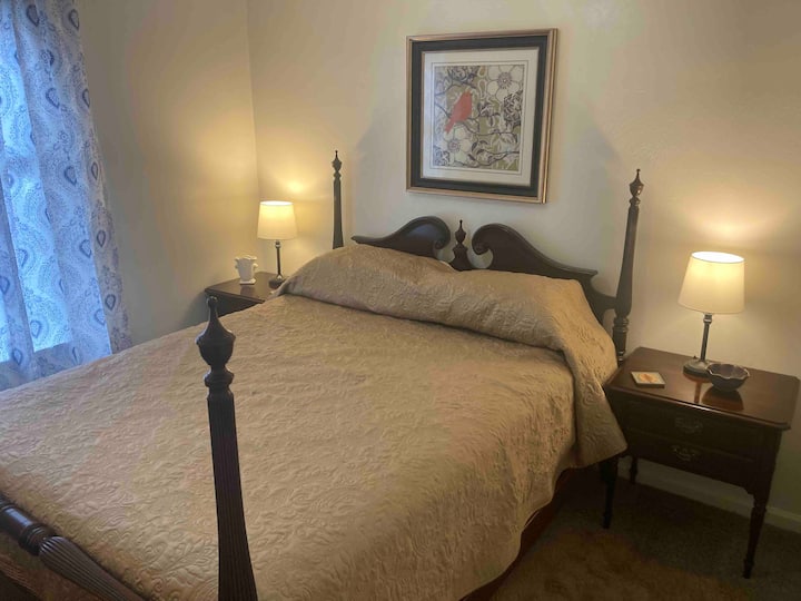 Menšia spálňa s manželskou posteľou. 