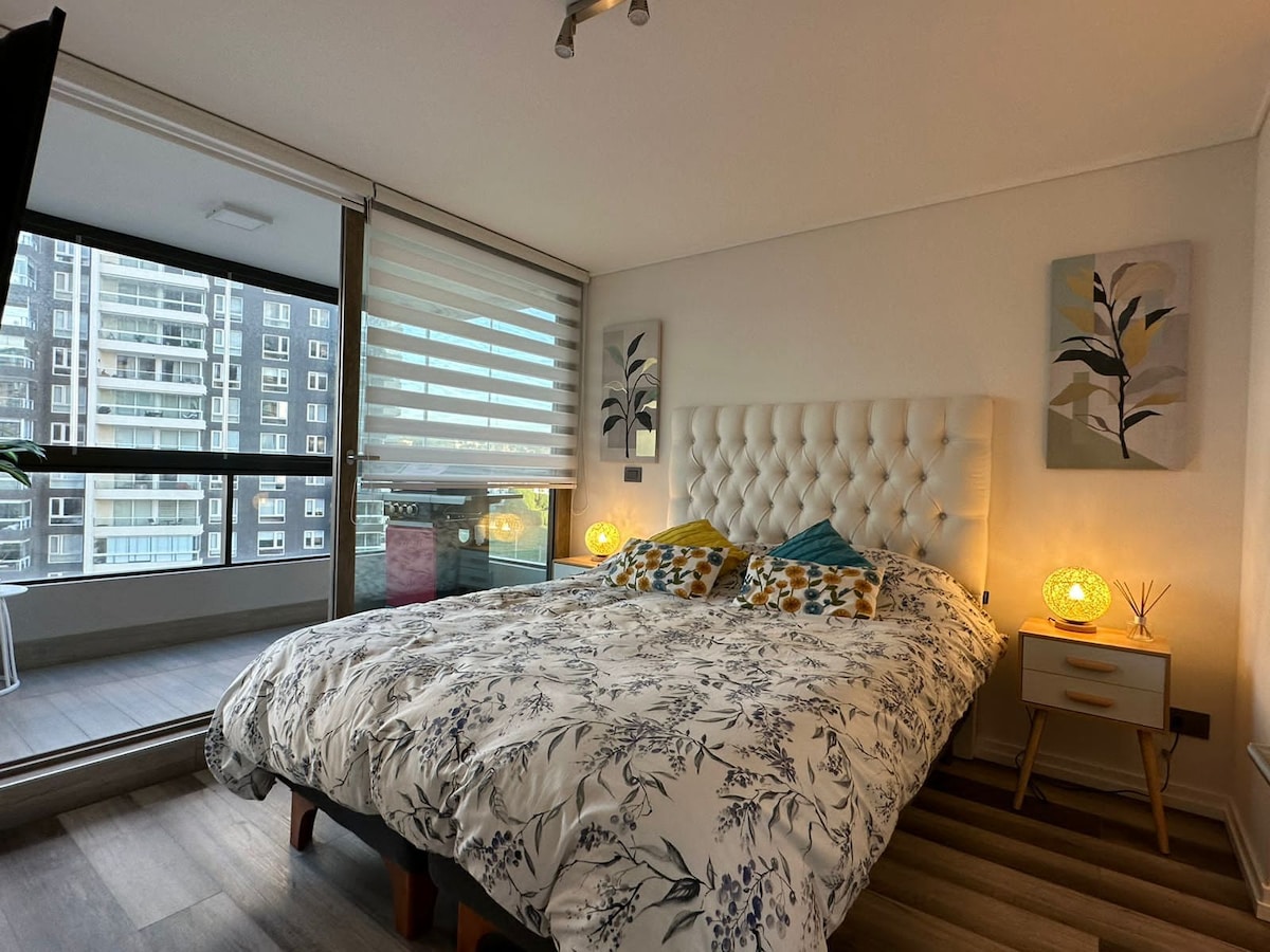 Спална соба во апартман со паметен телевизор 