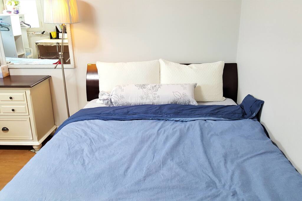 Queen-sized bed(sutiable for 2people)